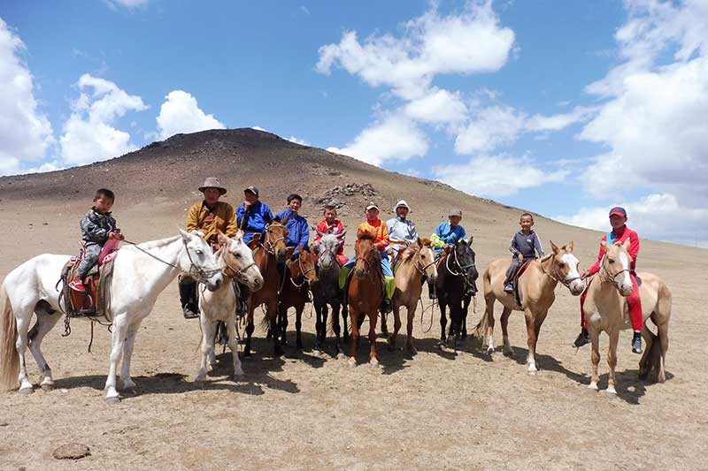 乗馬スタッフとこどもたち