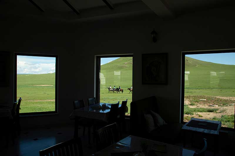 モリンドキャンプ センターハウス　窓越しに見える大草原