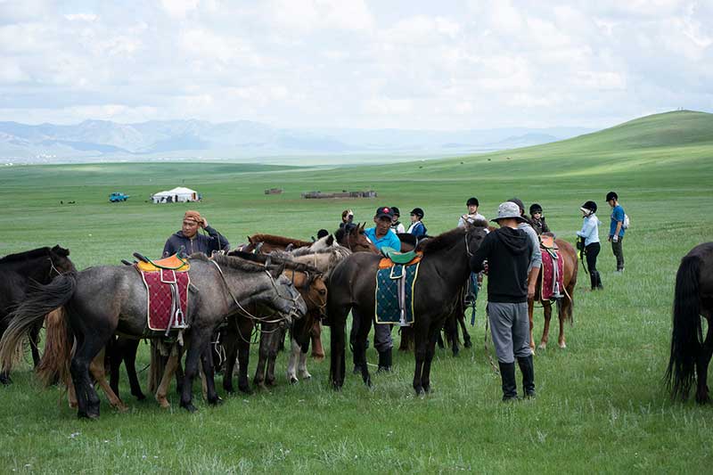 乗馬スタッフと遊牧民がみなさんをサポート!